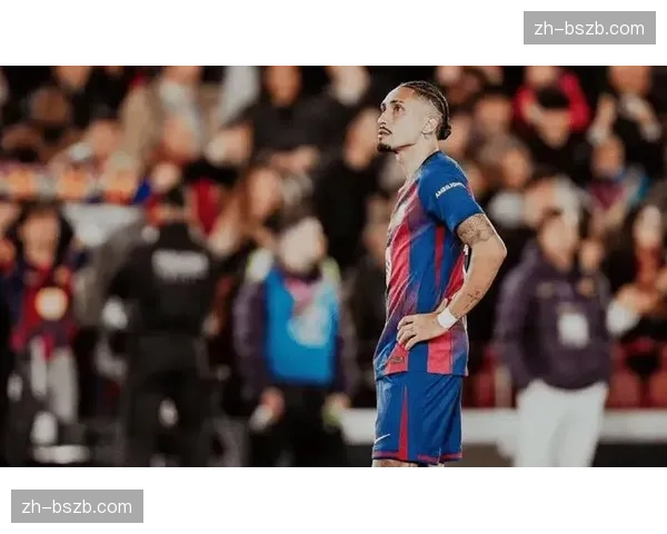 特写：看台上逝去小球迷的球衣，驱动球队完成逆转致敬