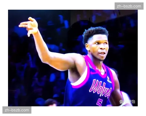 特写:爱德华兹隔扣后对着镜头怒吼,点燃森林狼主场气氛 特写:爱德华兹隔扣后对着镜头怒吼,点燃森林狼主场气氛